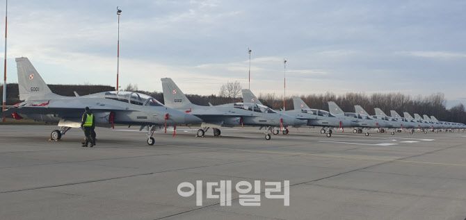 KAI가 역대 최단기간 납품한 FA-50GF 12대가 폴란드 민스크 공군기지 주기장에 일렬로 세워져 있다. (사진=KAI)