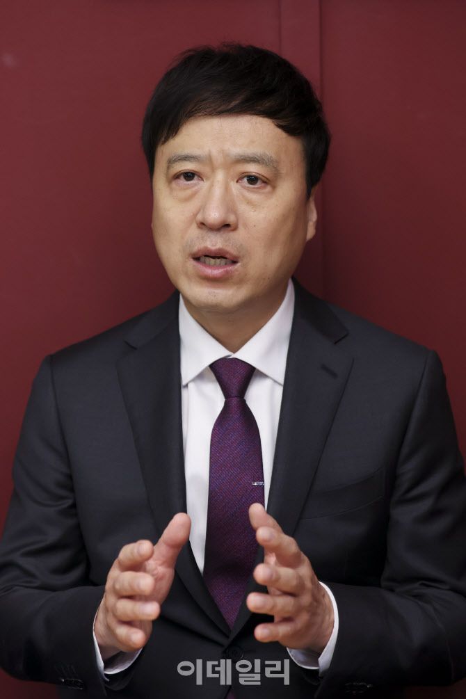 정성국 전 한국교원단체총연합회 회장이 지난 19일 서울 여의도의 한 카페에서 이데일리와 인터뷰를 진행하고 있다. (사진=이영훈 기자)