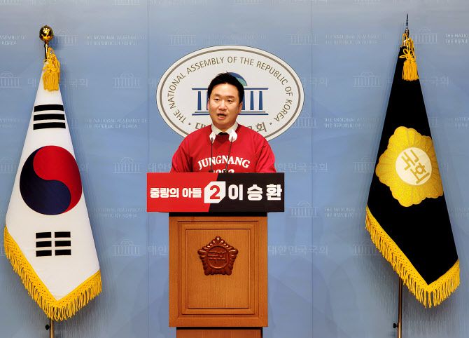 이승환 국민의힘 중랑을 당협위원장이 지난 21일 국회 소통관에서 출마 선언을 하고 있다. (사진=이승환 캠프)