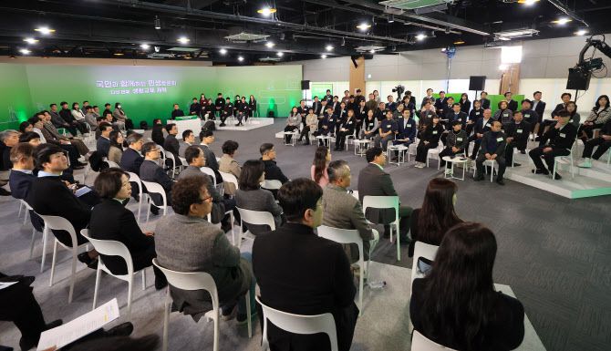 윤석열 대통령을 대신해 방기선 국무조정실장이 22일 서울 동대문구 한국콘텐츠진흥원 홍릉콘텐츠인재캠퍼스에서 열린 ‘국민과 함께하는 민생토론회 - 다섯 번째, 생활규제 개혁’에 참석, 영상 자료를 보고 있다. 대통령실은 “윤 대통령이 아침부터 목이 잠기고 감기 기운이 있다”며 “대중이 모이는 공개 행사에서 말씀하기가 적절치 않은 것 같아서 가지 않기로 했다”고 밝혔다(사진=연합뉴스).