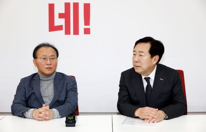 김기문(오른쪽) 중소기업중앙회장이 24일 국회를 찾아 윤재옥 국민의힘 원내대표와 중대재해처벌법에 대해 논의하고 있다. (사진=중소기업중앙회)