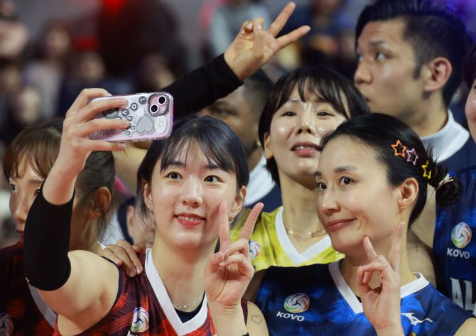 27일 오후 인천 부평구 인천삼산월드체육관에서 열린 프로배구 ‘2023~24 도드람 V리그 올스타전’에서 강소휘와 표승주가 기념촬영을 하고 있다. 사진=연합뉴스