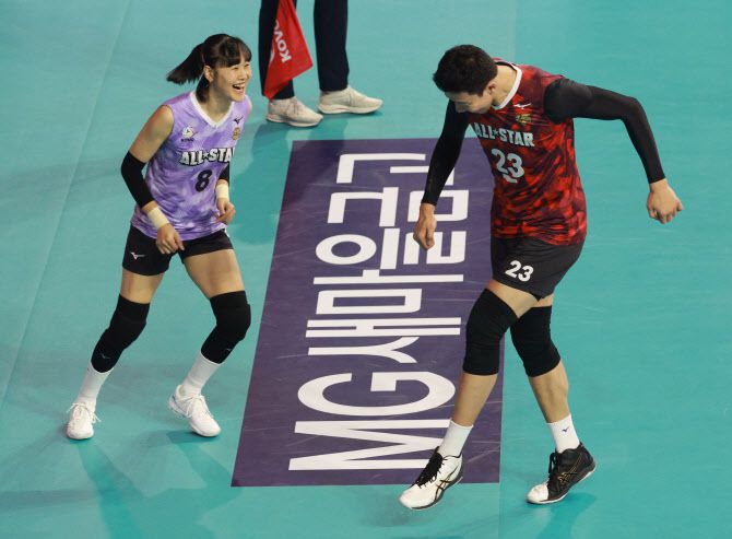 27일 오후 인천 부평구 인천삼산월드체육관에서 열린 프로배구 ‘2023~24 도드람 V리그 올스타전’에서 K-스타 신영석과 임명옥이 함께 춤을 추고 있다. 사진=연합뉴스