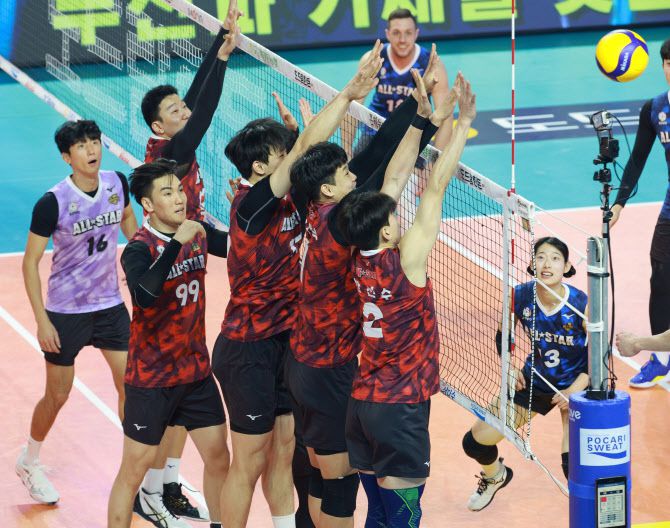 27일 오후 인천 부평구 인천삼산월드체육관에서 열린 프로배구 ‘2023~24 도드람 V리그 올스타전’에서 K-스타 선수들이 다 함께 수비를 하고 있다. 사진=연합뉴스