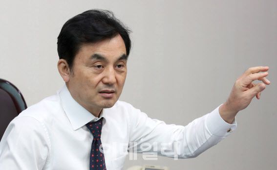 안규백 더불어민주당 의원(전략공천관리위원장)이 지난 16일 서울 여의도 국회 의원회관에서 이데일리와 인터뷰를 하고 있다.(사진=방인권 기자)