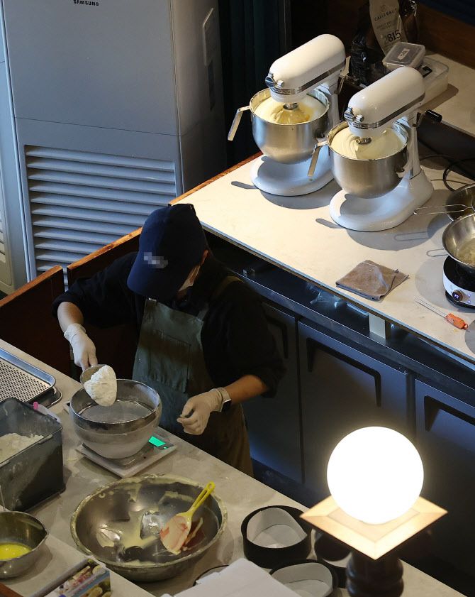 지난 26일 서울의 한 소규모 카페에서 한 직원이 반죽을 만들고 있다. (사진=연합뉴스)