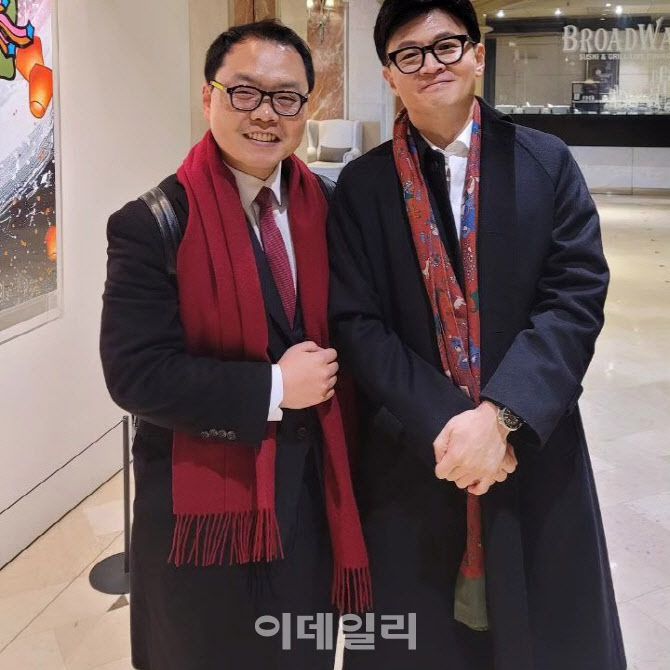 권오현(왼쪽) 전 대통령실 공직기강비서관실 행정관과 한동훈 국민의힘 비상대책위원장. (사진=권오현 전 행정관 사회관계망서비스(SNS) 갈무리)