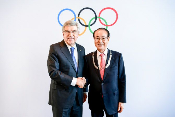 윤세영 창업회장(오른쪽)과 토마스 바흐 IOC 위원장(사진=SBS)