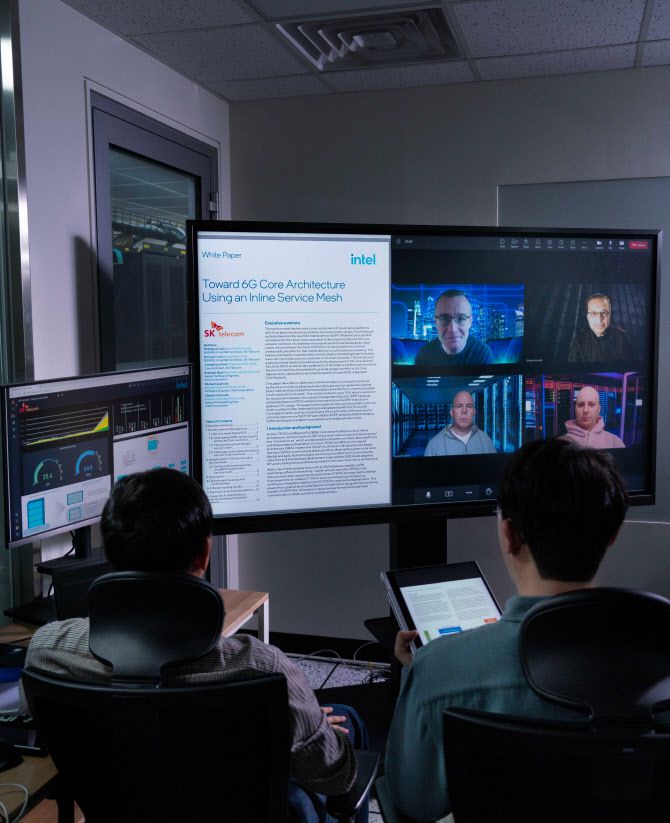 SK텔레콤은 인텔과 협력해 향후 6G 이동통신을 위한 베어메탈 기반 클라우드 네이티브 코어망 구조 진화에 필요한 코어망 내부 통신 지연 감소 기술을 개발했다고 1일 밝혔다. 사진은 SK텔레콤과 인텔 연구원들이 공동 기술 검증한 기술 백서에 대해 논의하는 회의 장면. 사진=SK텔레콤