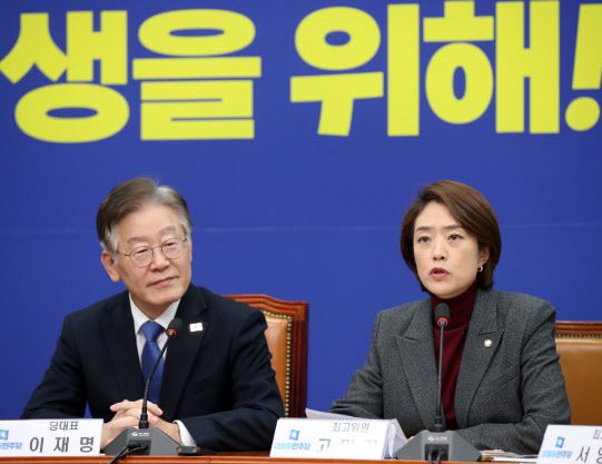 고민정(오른쪽) 더불어민주당 최고위원이 최고위원회의에서 발언을 하고 있는 모습.(사진=뉴시스)