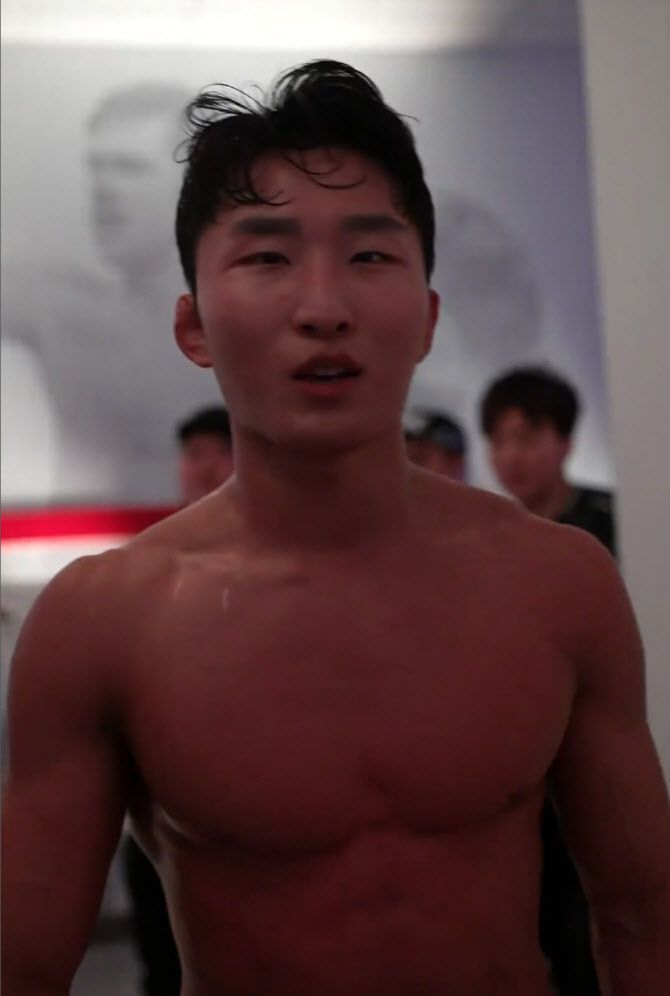 UFC 데뷔전을 승리로 장식한 이정영. 사진=UFC