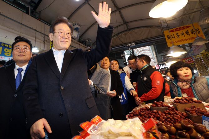 양동시장 상인들과 인사하는 이재명 대표. (사진=연합뉴스)