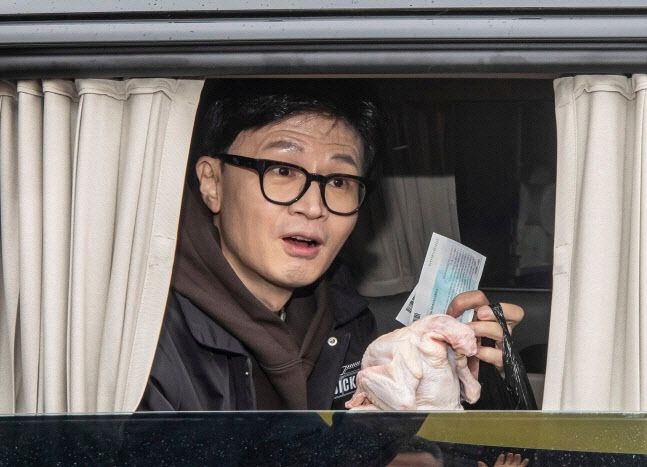 한동훈 국민의힘 비상대책위원장이 5일 서울 동대문구 경동시장에서 지지자들에게 인사하고 있다. (사진=뉴스1)