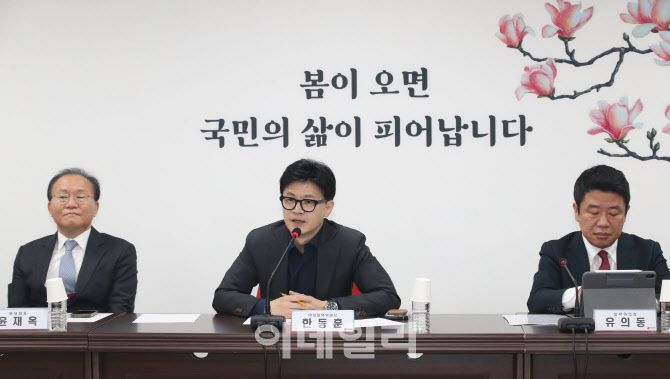 한동훈(가운데) 국민의힘 비상대책위원장이 5일 오전 서울 여의도 중앙당사에서 열린 비상대책위원회의에서 모두발언을 하고 있다. (사진=이데일리 노진환 기자)