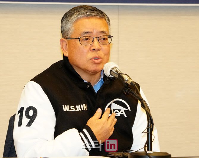 김원선 KPGA 회장이 6일 서울 중구 프레스센터에서 열린 취임 기자간담회에서 질문에 답하고 있다. (사진=이데일리 골프in 조원범 기자)