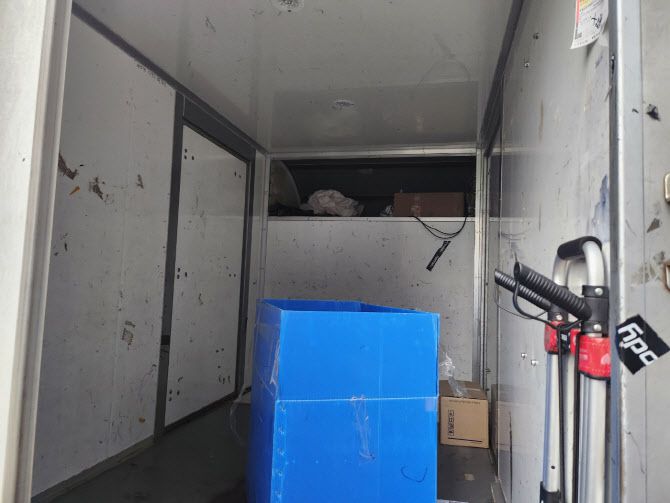 ‘이륜차·화물차 불법행위 합동 단속’에 적발된 트럭 내부. 운전석과 적재공간 사이에 공간이 뚫려 있다.(사진=이유림 기자)