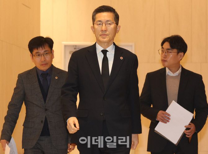 이필수 대한의사협회 회장이 6일 서울 용산구 대한의사협회에서 열린 ‘정부의 일방적인 의대정원 증원 관련 긴급 기자회견에 참석하고 있다. (사진= 이영훈 기자)