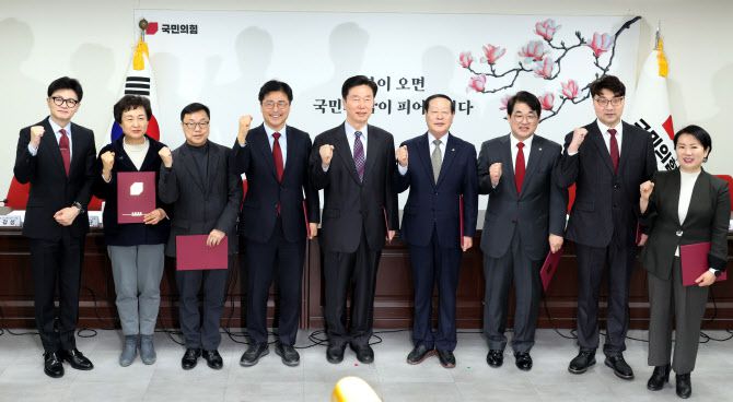 한동훈(왼쪽) 국민의힘 비상대책위원장이 7일 오후 서울 여의도 국민의힘 중앙당사에서 열린 경기-서울 리노베이션TF 임명장수여식에서 배준영(오른쪽 세번째) 위원장을 비롯한 위원들과 기념촬영을 하고 있다. (사진=뉴시스)