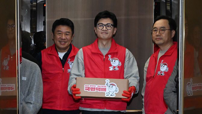 한동훈(가운데) 국민의힘 비상대책위원장이 18일 강남구 중소기업 휴레이포지티브에서 총선 1호 공약 ‘일·가족 모두행복’을 배달하고 있다.(사진=연합뉴스)