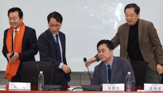 개혁신당 김용남 정책위의장(왼쪽부터), 원칙과상식 이원욱 의원, 새로운미래 김종민, 금태섭 공동대표가 8일 국회에서 제3지대 통합공관위 추진회의를 하고 있다. (사진=연합뉴스)