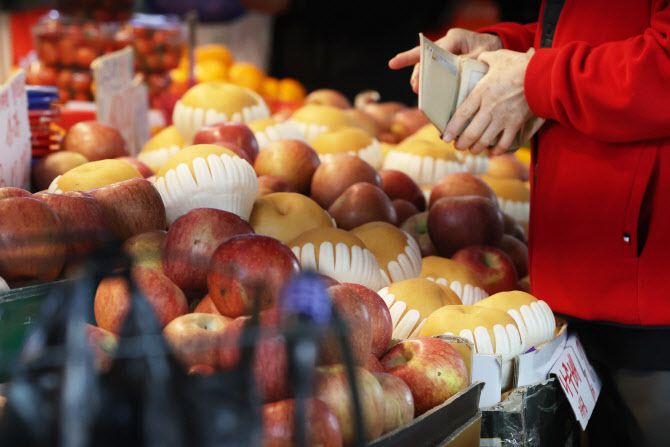 설 명절을 앞둔 8일 오전 서울의 한 전통시장에서 시민이 과일을 계산하고 있다. (사진=연합뉴스)
