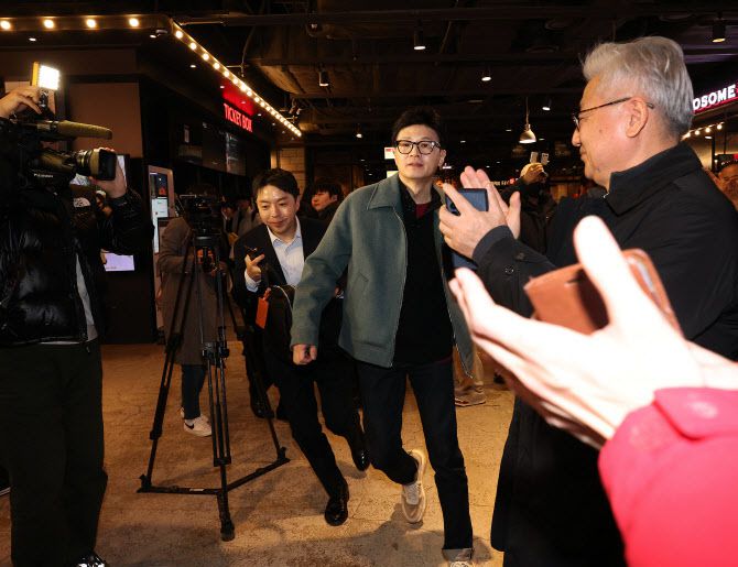 한동훈 국민의힘 비상대책위원장이 12일 오후 서울 여의도 한 영화관에서 이승만 전 대통령의 생애와 정치를 조명한 다큐멘터리 영화 ‘건국전쟁’ 관람을 마친 뒤 영화관을 나서고 있다 (사진=연합뉴스)