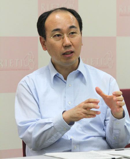 권혁욱 니혼대 경제학부 교수는 이데일리와의 인터뷰에서 “한국의 기업 밸류업 프로그램이 성공하려면 정부가 쓸데 없이 이것저것 간섭하고 페널티를 주는 식으로 가면 안 된다”고 말했다. △히토쓰바시대 경제학 박사 △일본 경제산업성 경제산업연구소 패컬티 펠로우 △일본 문부과학성 과학기술·학술 정책연구소 객원 연구원 △서울대 경제연구소 방문교수 (사진=권혁욱 교수 제공)