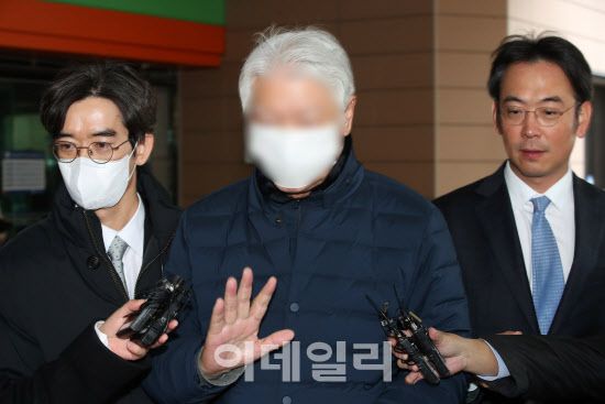 이태원 참사 발생 골목에 불법 가벽을 증축해 피해를 키운 혐의로 기소된 해밀톤 호텔 대표 이모씨가 2023년 11월 29일 서울서부지방법원에서 1심 선고공판을 마치고 청사를 나서고 있다.(사진=뉴스1)