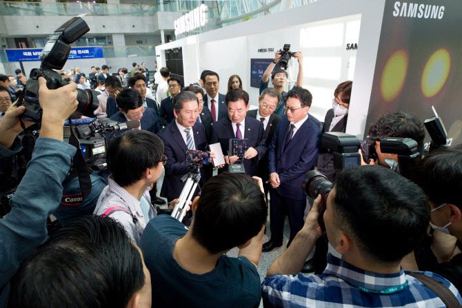 지난해 5월, 김진표 국회의장, 이종호 과학기술정보통신부 장관, 박광온 더불어민주당 원내대표, 정청래 국회 과학기술정보방송통신위원회 위원장이 삼성전자 전시관에서 세 번 접는 스마트폰 설명을 듣고 있다. 사진=과기정통부