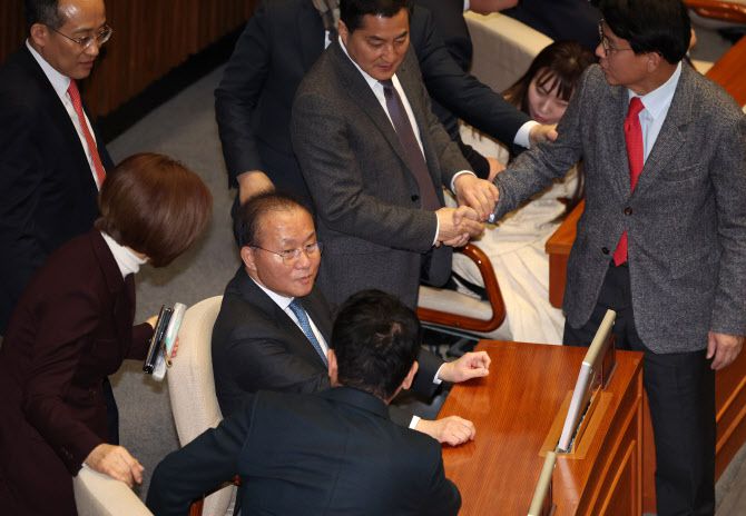윤재옥 국민의힘 원내대표가 19일 오후 서울 여의도 국회에서 열린 제413회국회(임시회) 개회식에서 동료 의원들과 이야기를 나누고 있다. (사진=뉴시스)