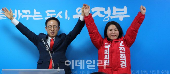 전희경 국민의힘 예비후보(오른쪽)를 지지선언한 구구회 전 예비후보.(사진=정재훈기자)