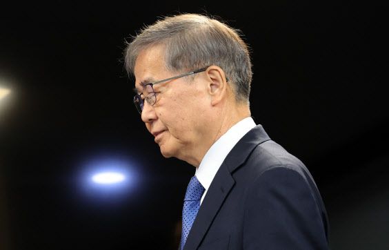 임혁백 더불어민주당 공관위원장이 23일 오전 서울 영등포구 여의도 민주당 중앙당사에서 열린 6차 공천 심사 결과 발표에 참석하고 있다.(사진=뉴시스)