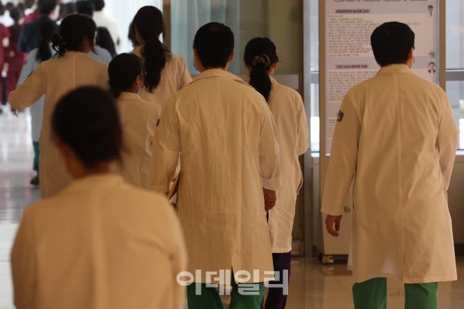 의대 정원 증원 정책에 반발한 전공의들이 집단행동에 들어간 지 사흘째인 22일 서울 한 대형병원에서 의료진들이 이동하고 있다. (사진= 이영훈 기자)