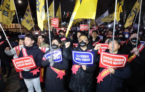 의사들이 서울 용산구 대통령실 앞에서 정부의 의과대학 입학 정원 확대에 반대하는 궐기대회를 하고 있다.(사진=연합뉴스)
