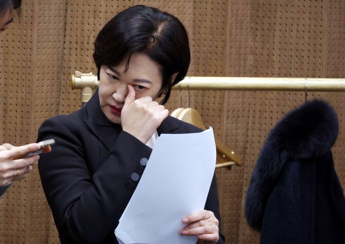 이수진 더불어민주당 의원이 22일 오후 서울 여의도 국회 소통관에서 민주당 탈당 선언을 하기 전 눈물을 훔치고 있다. 이날 민주당 공천관리위원회는 이수진 의원(서울 동작을)을 4·10 총선에서 공천배제 하기로 결정했다.(사진=뉴시스)