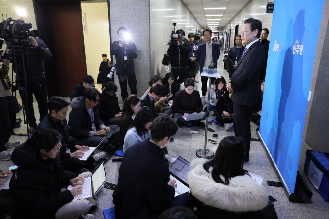 이재명 더불어민주당 대표가 22일 국회 당대표실 앞에서 취재진의 질문에 답하고 있다.(사진=연합뉴스)