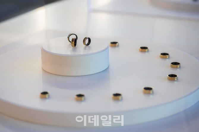 MWC24 삼성전자 갤럭시 전시부스에 진열된 ‘갤럭시 링’ 골드 색상(사진=삼성전자)