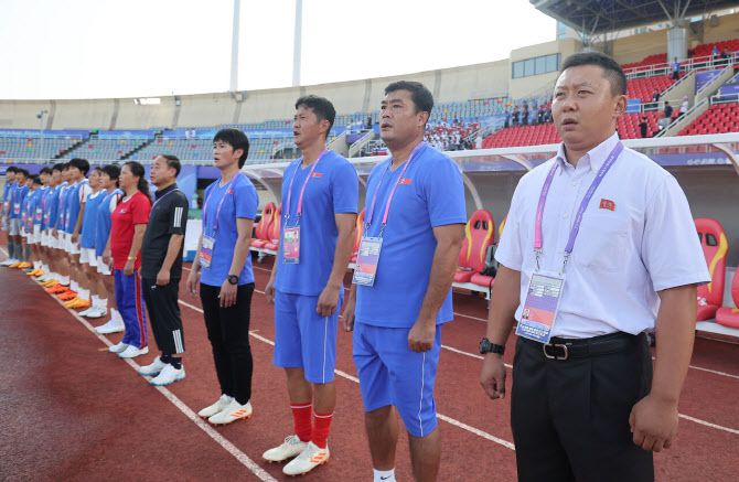 북한 여자축구 대표팀 리유일 감독이 국가를 부르고 있다. (사진=연합뉴스)