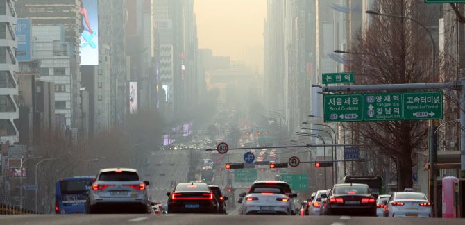 서울을 비롯한 중부지방에 초미세먼지가 나쁨 수준을 보인 지난 13일 서울 강남 도심이 뿌옇게 보이고 있다. 사진=뉴시스.