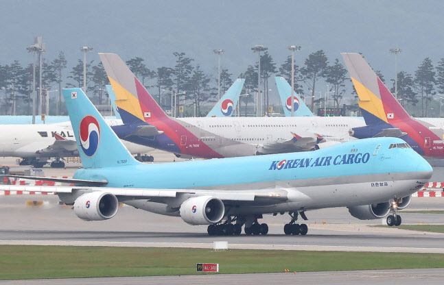 인천국제공항에 계류 중인 대한항공과 아시아나항공 여객기.(사진=연합뉴스.)