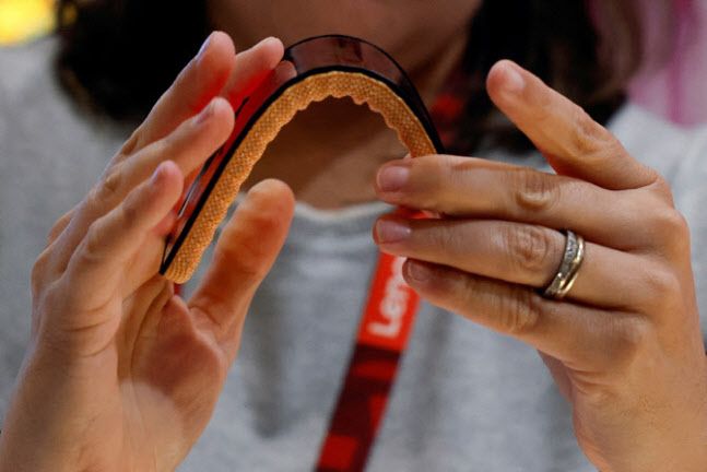 모토로라가 공개한 벤더블 스마트폰(사진=로이터)