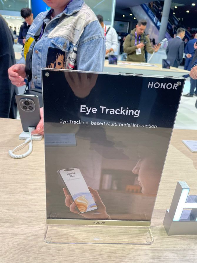 아너는 시선추적이 가능한 최신 스마트폰 매직6를 공개했다.(사진=김혜미 기자)