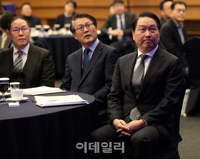 [이데일리 김태형 기자] 최태원(오른쪽부터) 대한상공회의소 회장과 박승희 삼성전자 사장 등이 29일 서울 중구 대한상공회의소 회장이 정기의원총회에 참석해 한기정 공정거래위원장의 특별강연을 경청하고 있다.