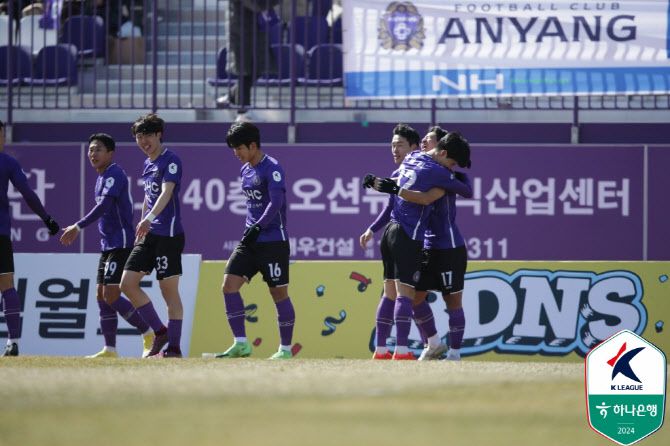 FC안양 유정완은 2024시즌 K리그 1호 골의 주인공이 됐다. 사진=한국프로축구연맹