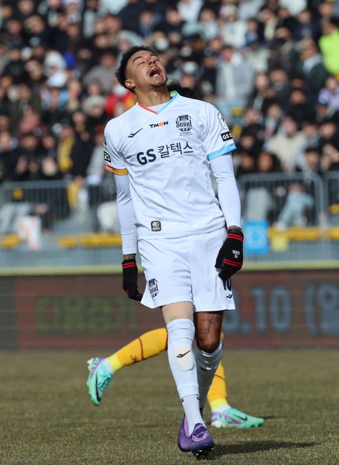 2일 광주축구전용구장에서 열린 프로축구 K리그1 광주FC와 FC서울의 경기. 서울 린가드가 후반전에 출전해 플레이하고 있다. 사진=연합뉴스