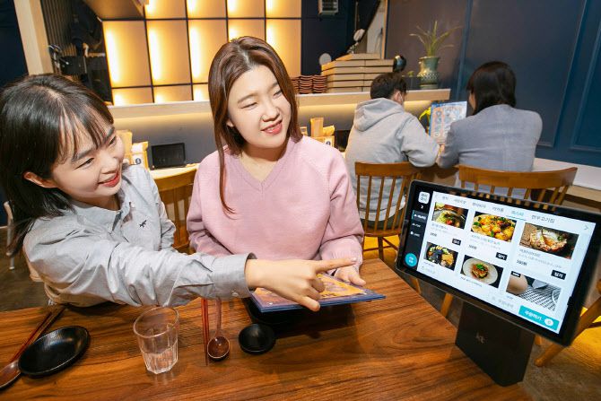 KT가 차세대 디자인을 적용한 프리미엄 ‘하이오더2’ 단말기를 출시하며 올해 테이블오더 시장 1위로 도약하겠다는 계획을 밝혔다. 하이오더2 단말을 통해 주문하는 모습이다. 사진=KT