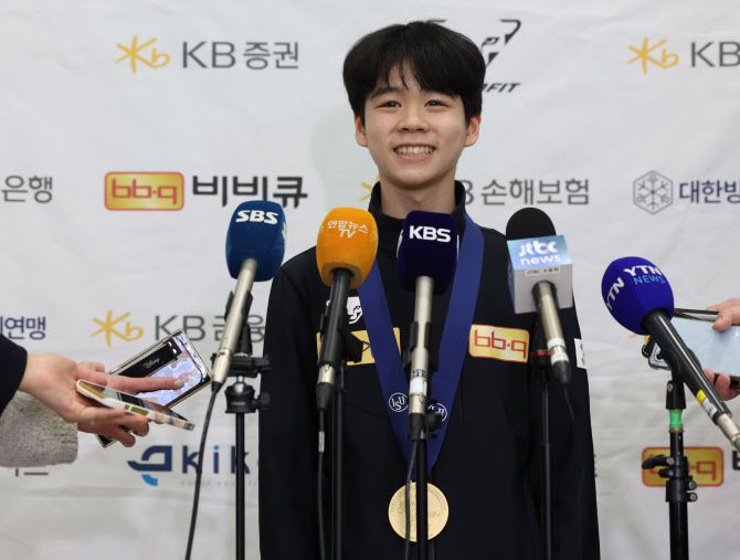 2024 ISU 피겨스케이팅 주니어세계선수권대회 남자 싱글에서 금메달을 차지한 서민규가 4일 오후 인천국제공항을 통해 귀국한 뒤 취재진의 질문에 답하고 있다.(사진=연합뉴스)