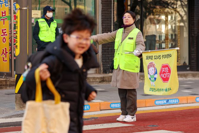 새학기가 시작된 4일 오전 서울 강남구 영희초등학교 앞에서 서울시, 강남구청, 경찰 등 관계자들이 교통지도를 하고 있다. (사진= 연합뉴스)