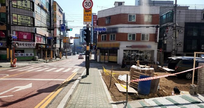 서울 성북구 C 초등학교 정문 주변 어린이보호구역(스쿨존)에서 공사가 진행 중이다. (사진=이유림 기자)