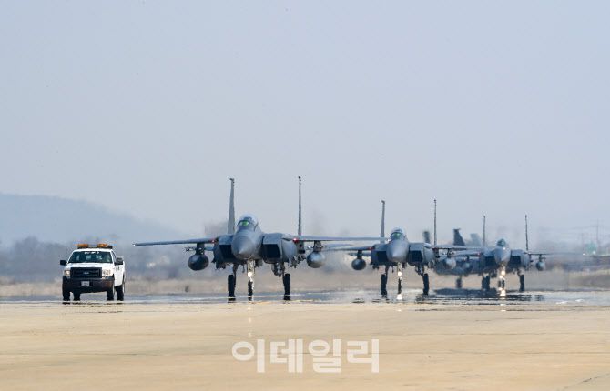 한미 연합연습 ‘자유의 방패(FS)’ 첫날인 4일 한미 공군의 대대급 연합공중훈련인 ‘쌍매훈련’에 참가하기 위해 공군 제11전투비행단 소속 F-15K 전투기가 공군 오산기지에 전개해 이동하고 있다. (사진=공군)